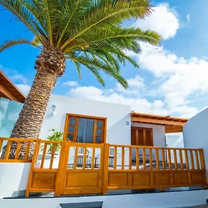 https://luxury-villas-tahiche-anjomacar.in-canary-islands.com